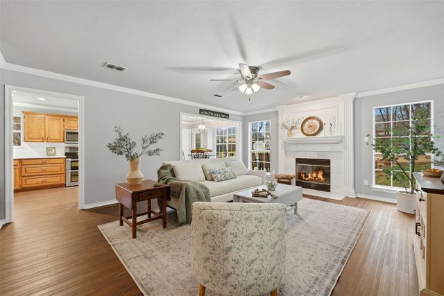 111 Hillside Drive E, Burleson, TX 76028