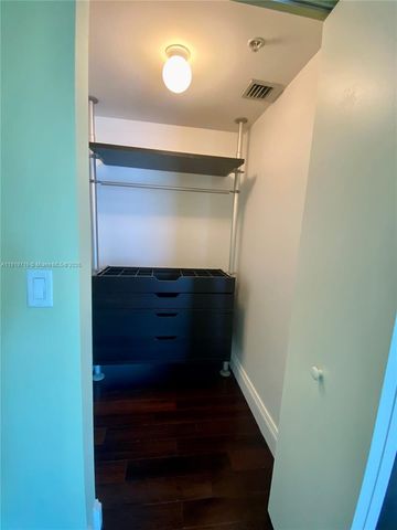 185 SW 7th St 2011, Miami, FL 33130