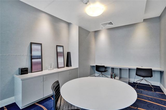 185 SW 7th St 2011, Miami, FL 33130