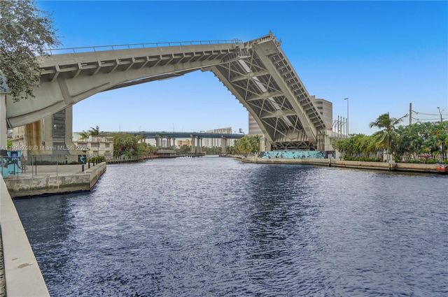 185 SW 7th St 2011, Miami, FL 33130