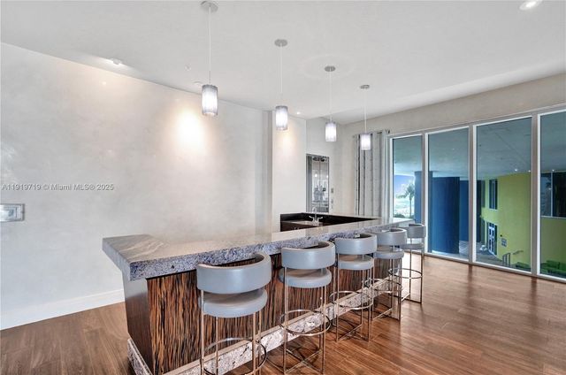 185 SW 7th St 2011, Miami, FL 33130