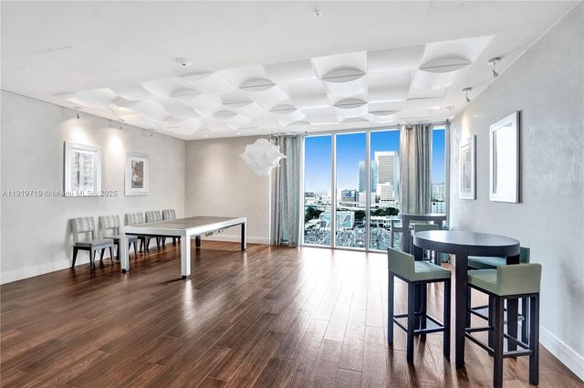 185 SW 7th St 2011, Miami, FL 33130