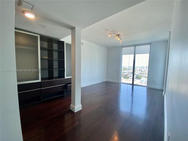 185 SW 7th St 2011, Miami, FL 33130