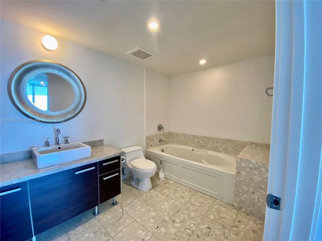 185 SW 7th St 2011, Miami, FL 33130