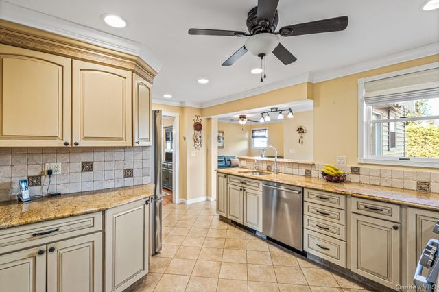 256 Garfield Avenue, Mineola, NY 11501