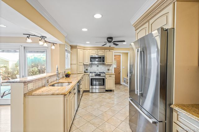 256 Garfield Avenue, Mineola, NY 11501