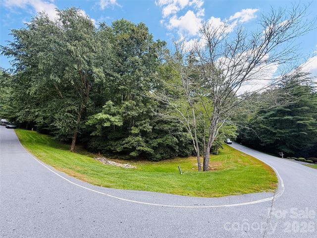 20 Prickly Briar Road, Hendersonville, NC 28739