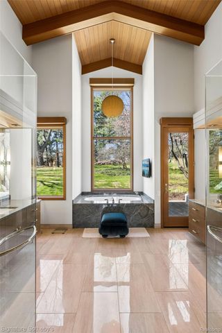 5051 Beach Road, Troy, MI 48098