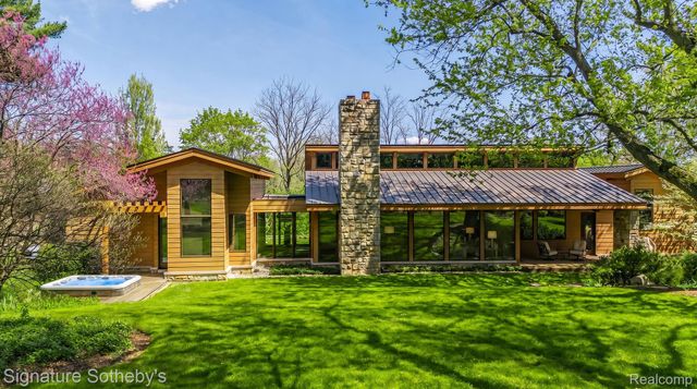 5051 Beach Road, Troy, MI 48098