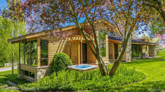 5051 Beach Road, Troy, MI 48098