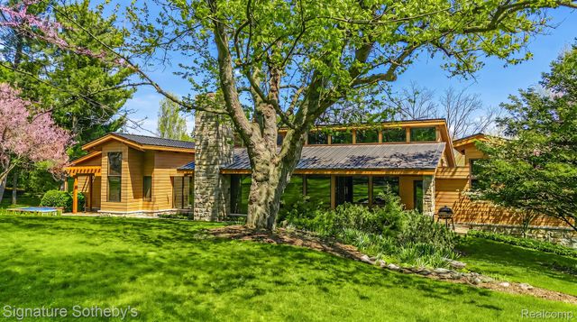 5051 Beach Road, Troy, MI 48098