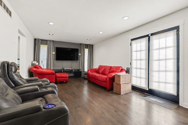 215 E Brookwood Lane E, Bolingbrook, IL 60440