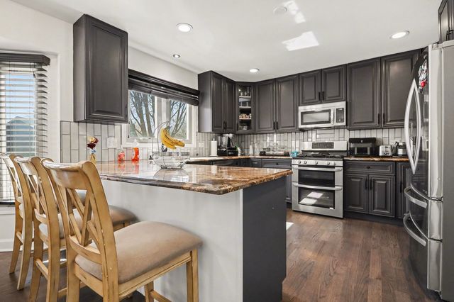 215 E Brookwood Lane E, Bolingbrook, IL 60440