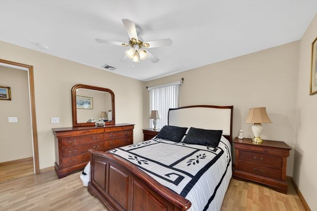 17 Bellevue St, New Bedford, MA 02744