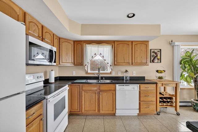 17 Bellevue St, New Bedford, MA 02744