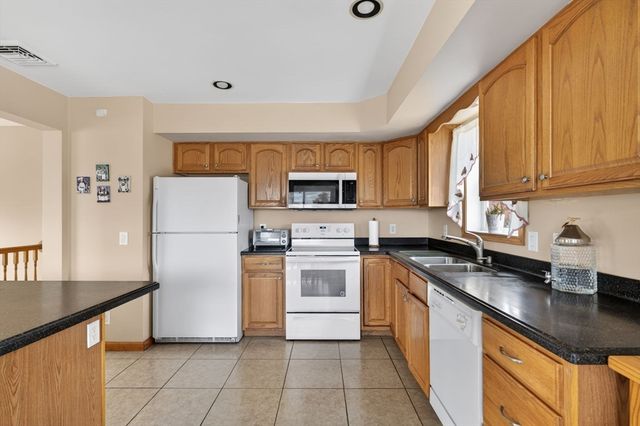 17 Bellevue St, New Bedford, MA 02744