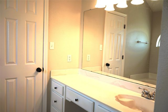 6322 Woolwich Drive, Arlington, TX 76001