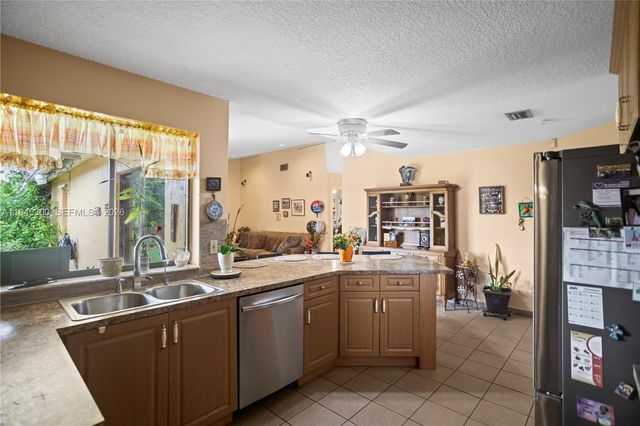 15824 Cotswold Ct, Davie, FL 33331