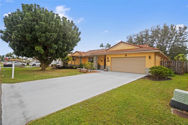 15824 Cotswold Ct, Davie, FL 33331