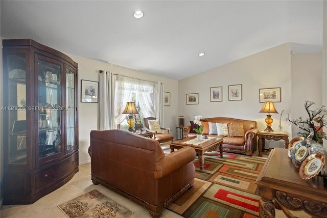 15824 Cotswold Ct, Davie, FL 33331