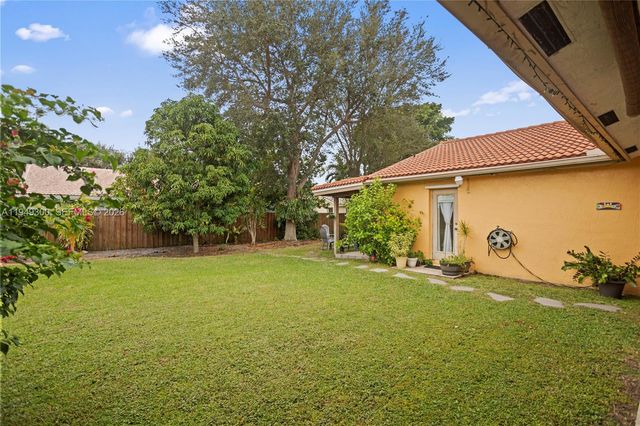 15824 Cotswold Ct, Davie, FL 33331