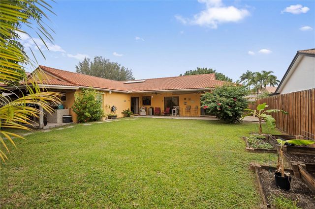15824 Cotswold Ct, Davie, FL 33331