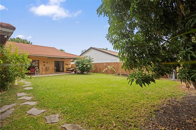 15824 Cotswold Ct, Davie, FL 33331