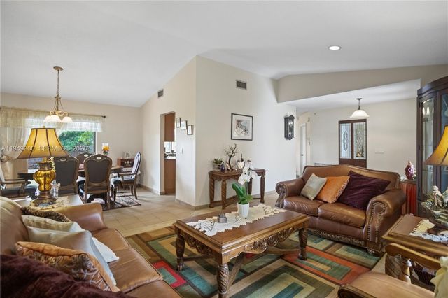 15824 Cotswold Ct, Davie, FL 33331