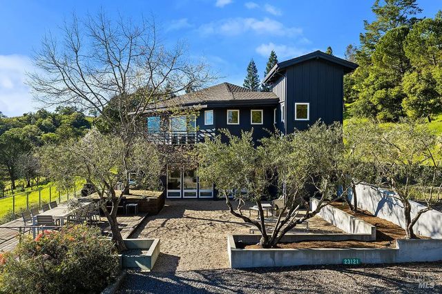 23121 Vineyard Rd, Geyserville, CA 95441