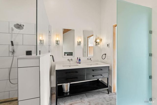 23121 Vineyard Rd, Geyserville, CA 95441