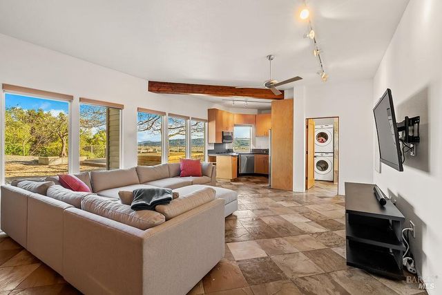 23121 Vineyard Rd, Geyserville, CA 95441