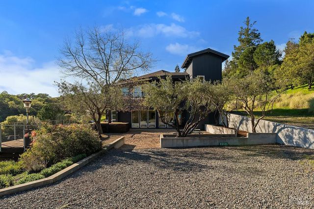 23121 Vineyard Rd, Geyserville, CA 95441