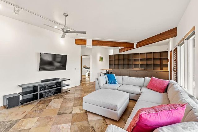 23121 Vineyard Rd, Geyserville, CA 95441