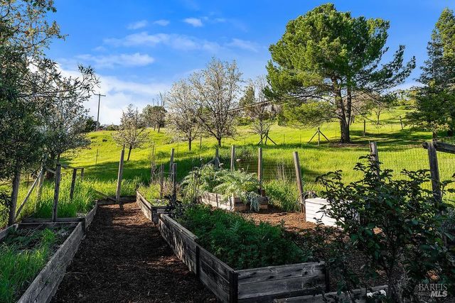 23121 Vineyard Rd, Geyserville, CA 95441