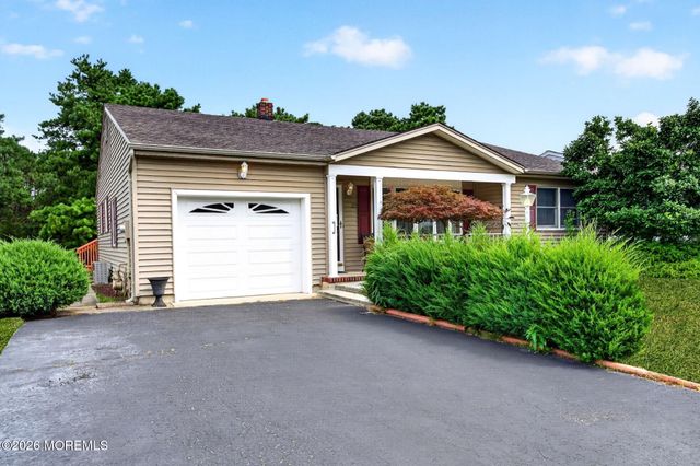 33 Auburn Road, Toms River, NJ 08757