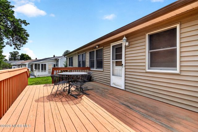 33 Auburn Road, Toms River, NJ 08757