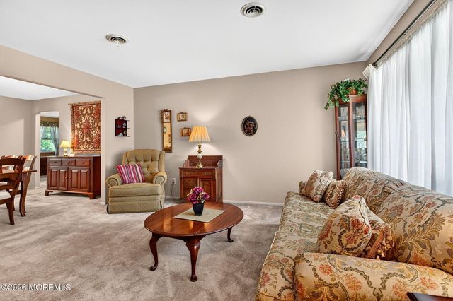 33 Auburn Road, Toms River, NJ 08757