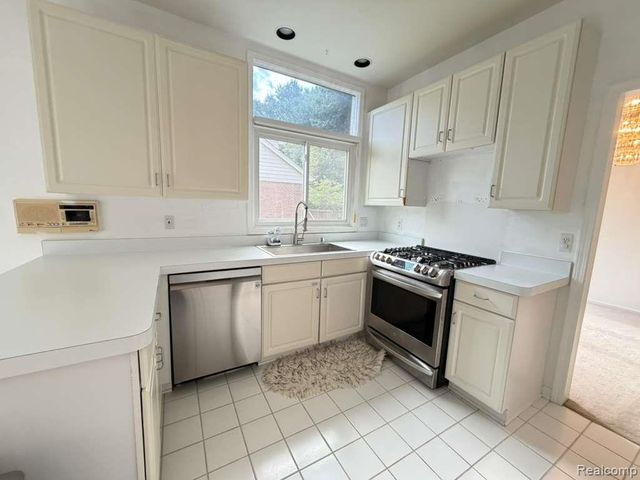 1154 Bluebird Drive, Rochester Hills, MI 48307