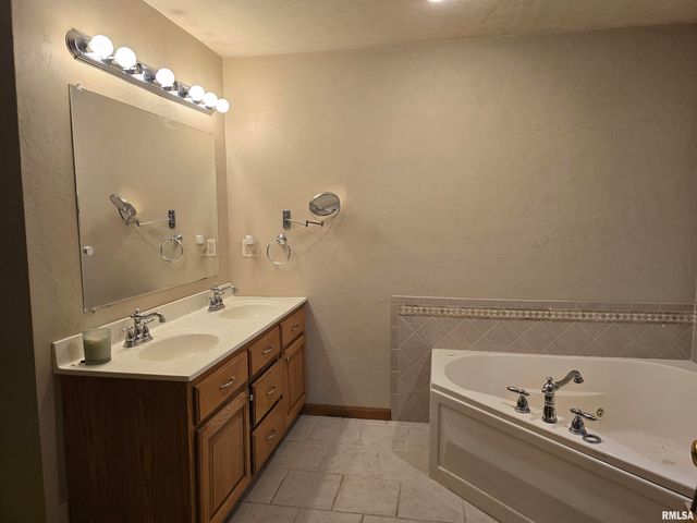 70 BANYAN Drive, Canton, IL 61520