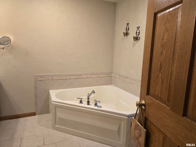 70 BANYAN Drive, Canton, IL 61520