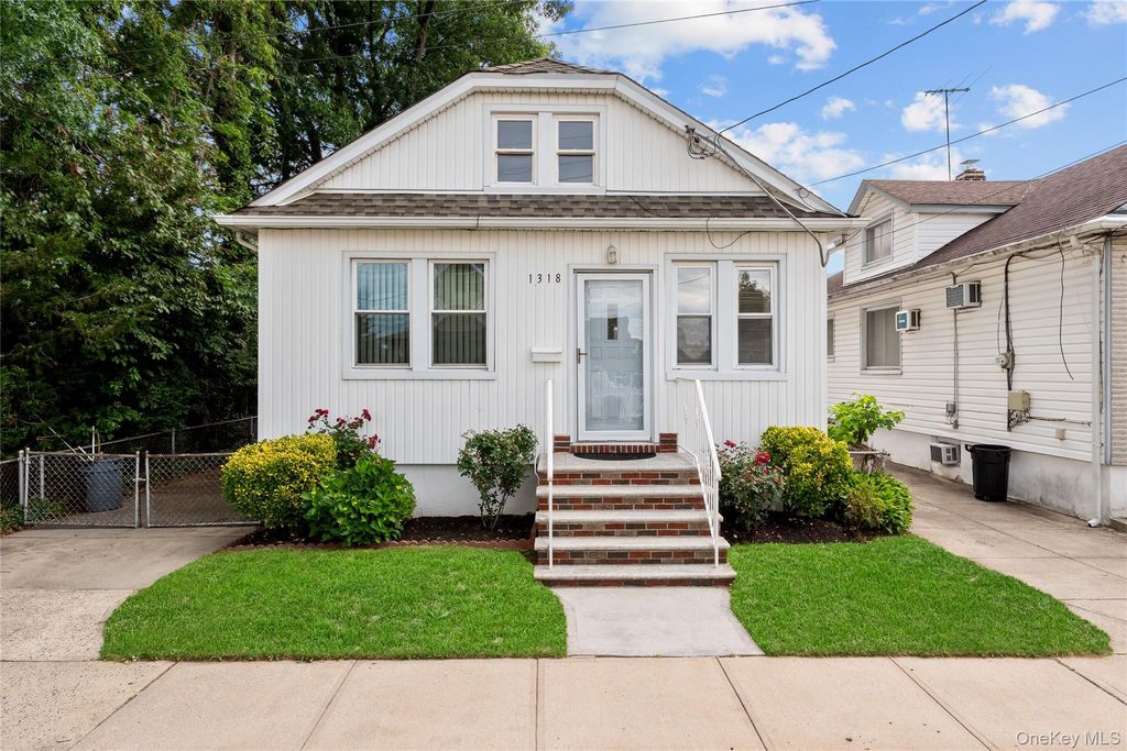 1318 Scimitar Avenue, Elmont, NY 11003