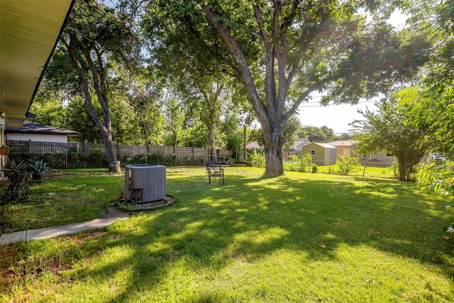 1725 Emerald Street, Grand Prairie, TX 75051