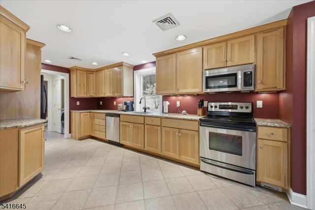 20 Summerfield Rd, White Twp., NJ 07823