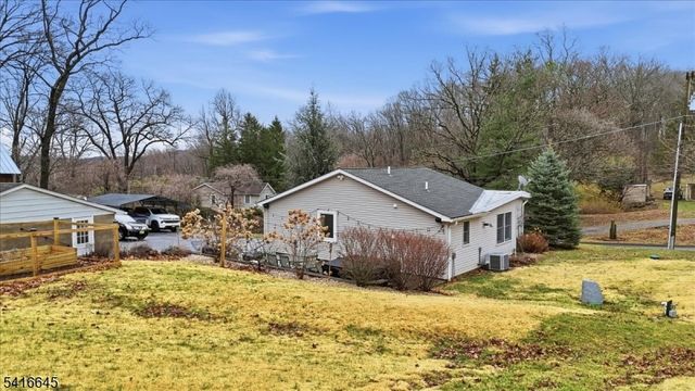 20 Summerfield Rd, White Twp., NJ 07823