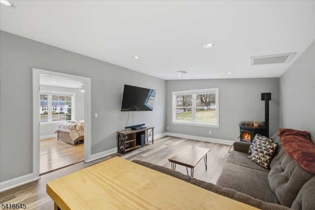 20 Summerfield Rd, White Twp., NJ 07823