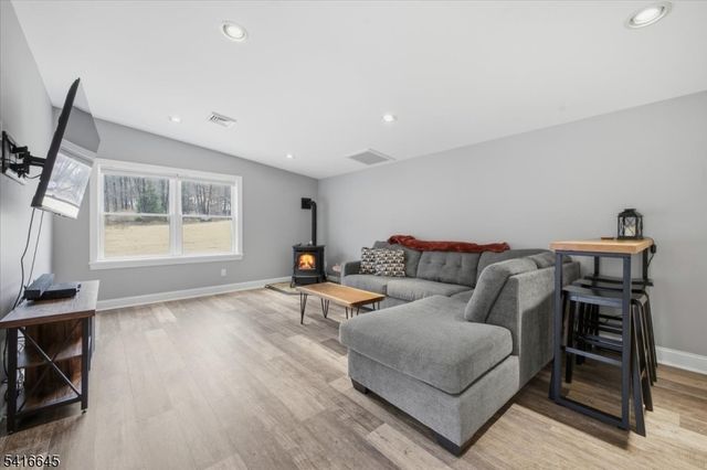 20 Summerfield Rd, White Twp., NJ 07823