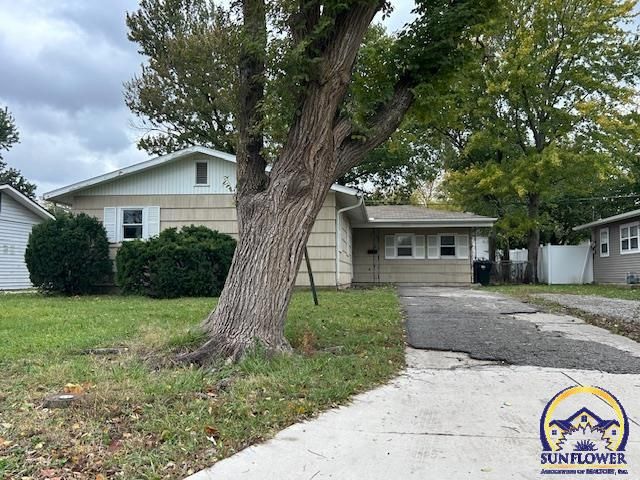 2233 SE Swygart ST, Topeka, KS 66605