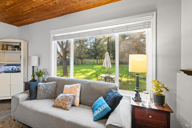 2825 Seneca Ln, Santa Rosa, CA 95403