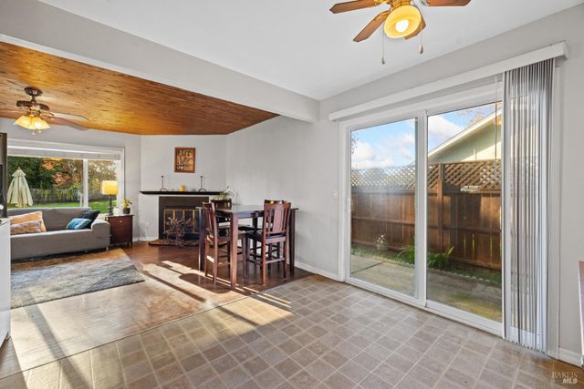 2825 Seneca Ln, Santa Rosa, CA 95403