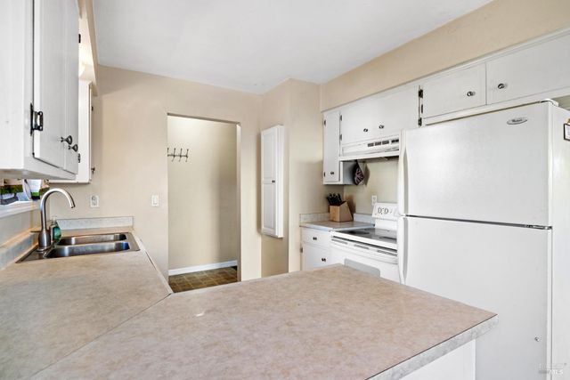 2825 Seneca Ln, Santa Rosa, CA 95403